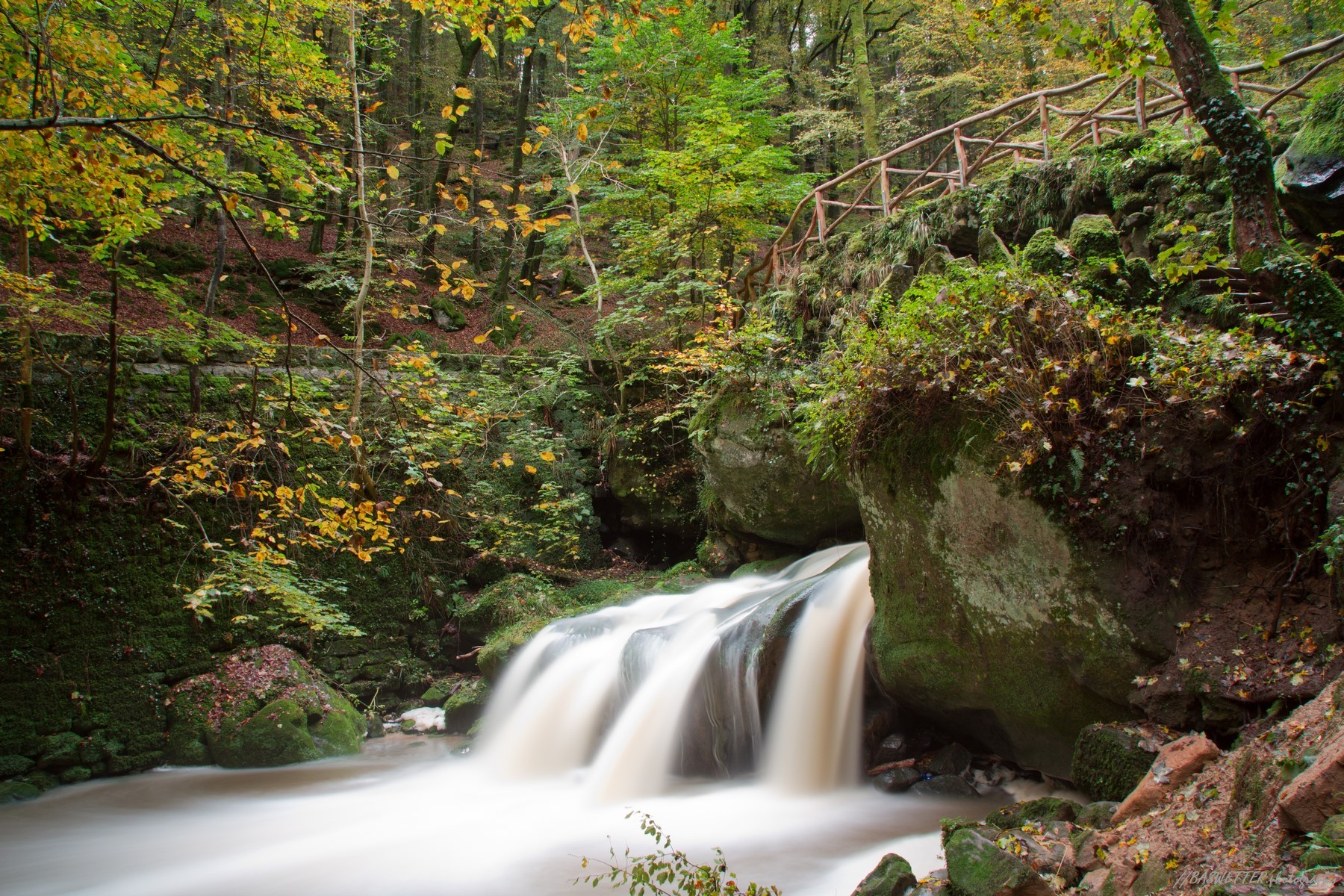 Waterval Schiessentumpel in de herfst op de Mullerthal trail in Klein Zwitserland Luxemburg