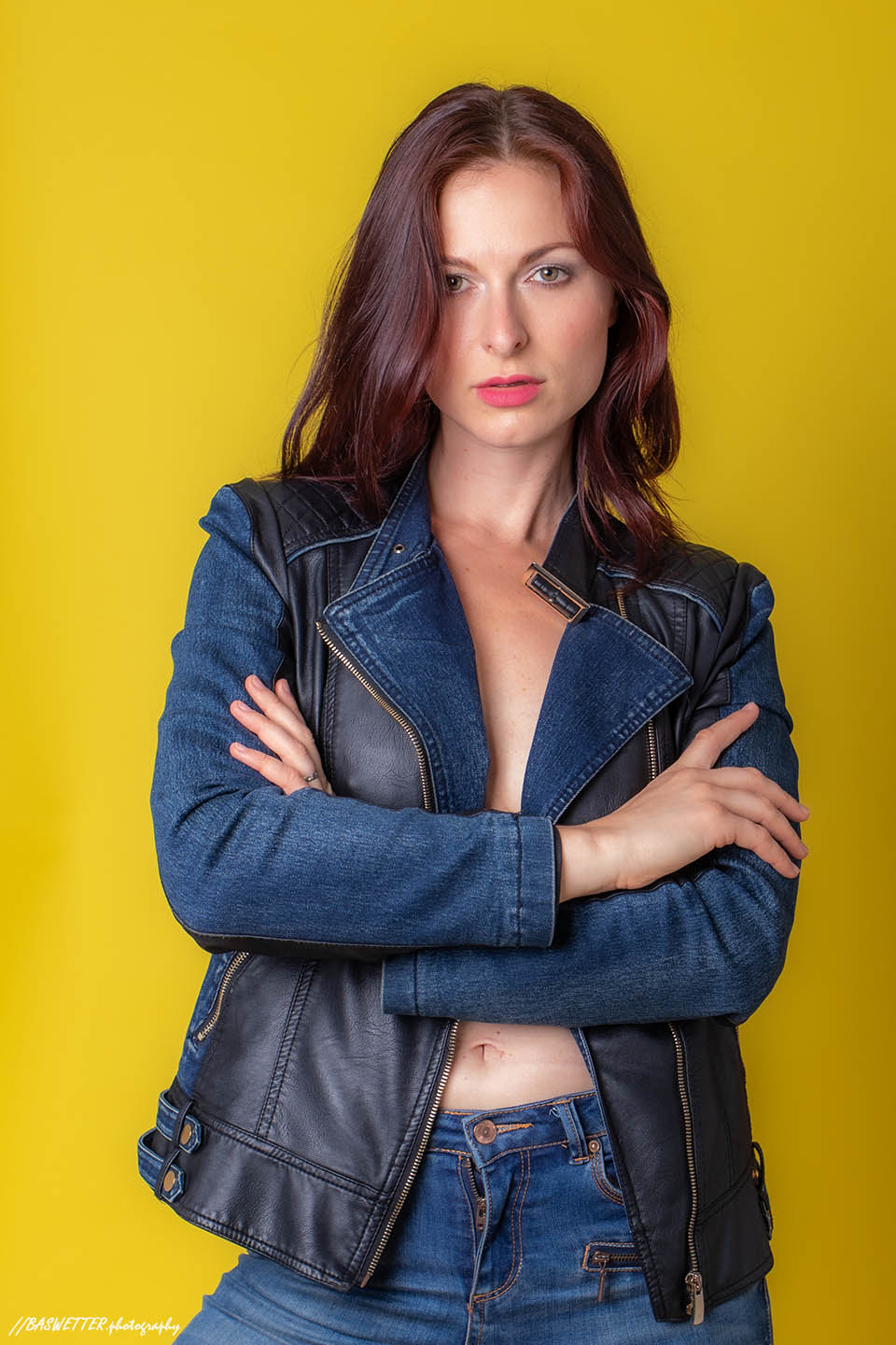 Portret Ivana in spijkerjack op gele achtergrond